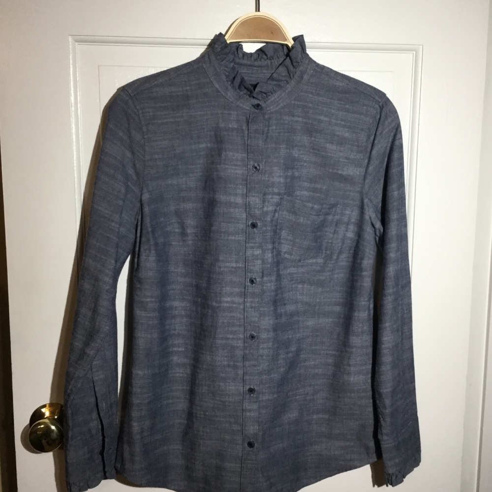 BANANA REPUBLIC Denim Ruffle Collar blouse sz S